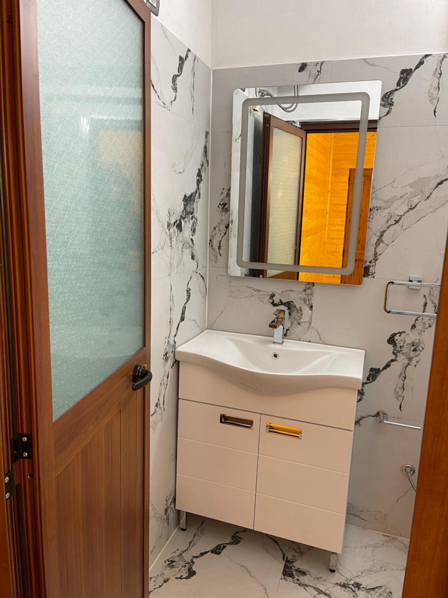 Guri I Lekes Guesthouse Moll' e Shoshit Ngoại thất bức ảnh
