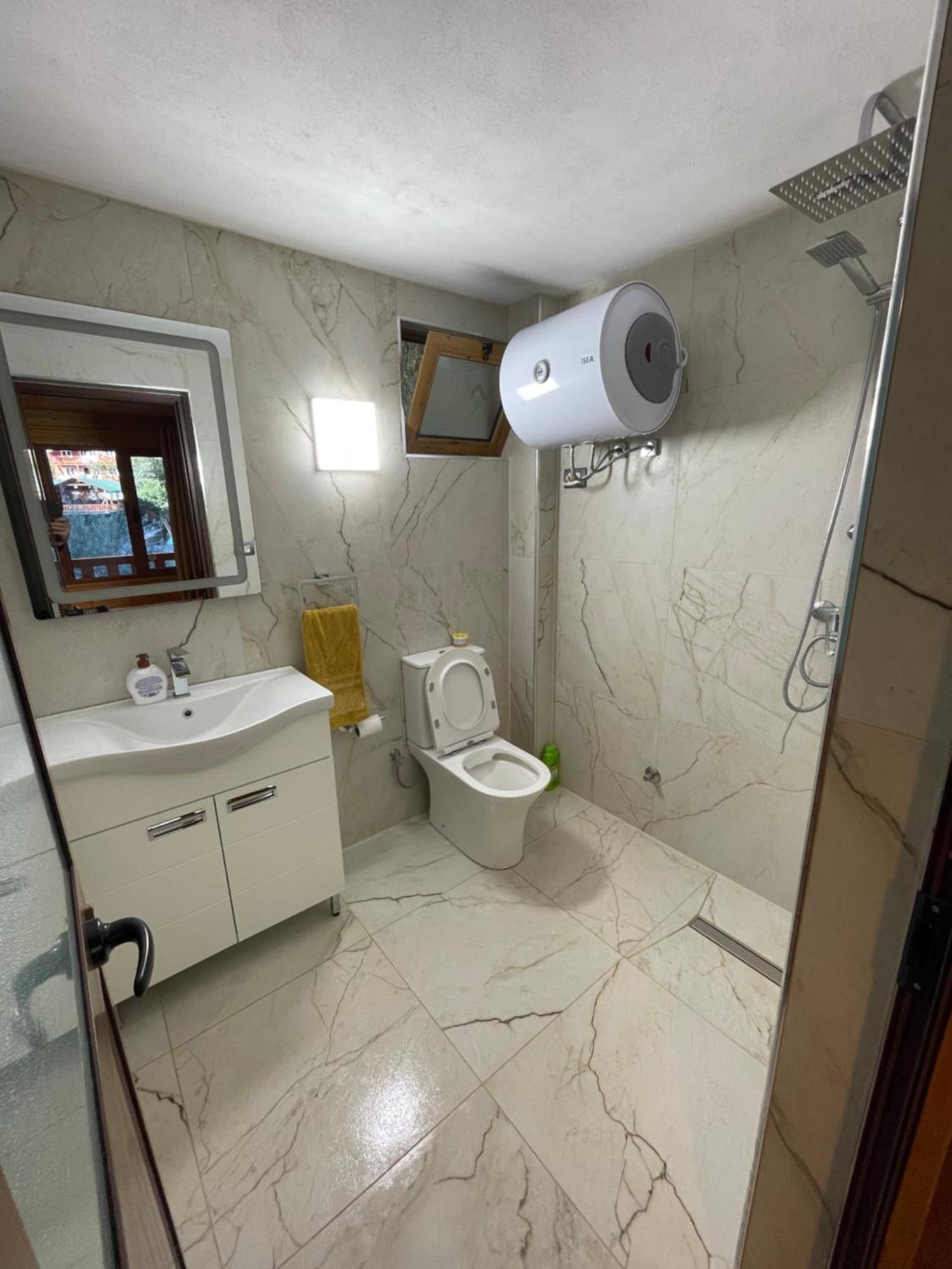 Guri I Lekes Guesthouse Moll' e Shoshit Ngoại thất bức ảnh