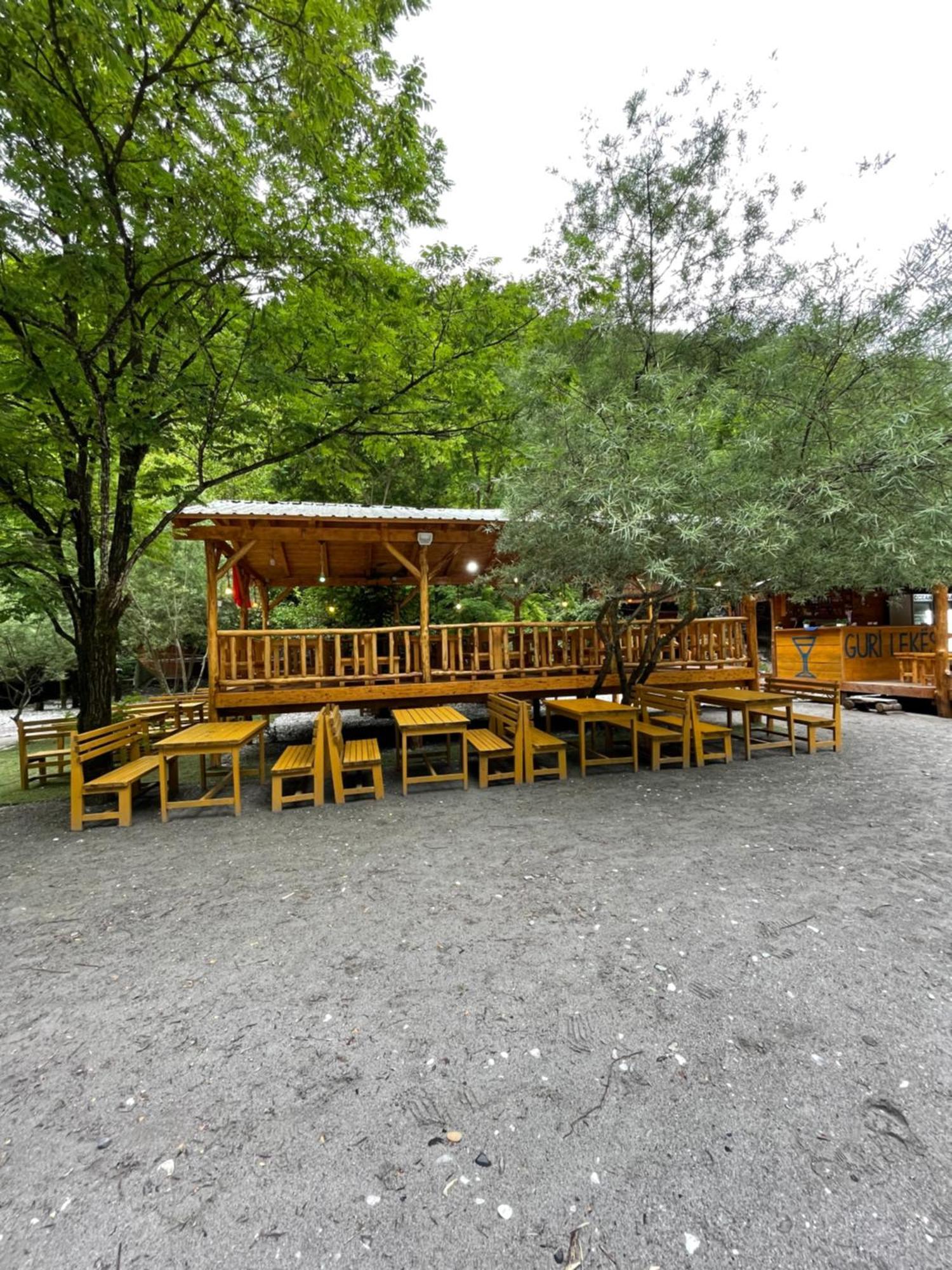 Guri I Lekes Guesthouse Moll' e Shoshit Ngoại thất bức ảnh