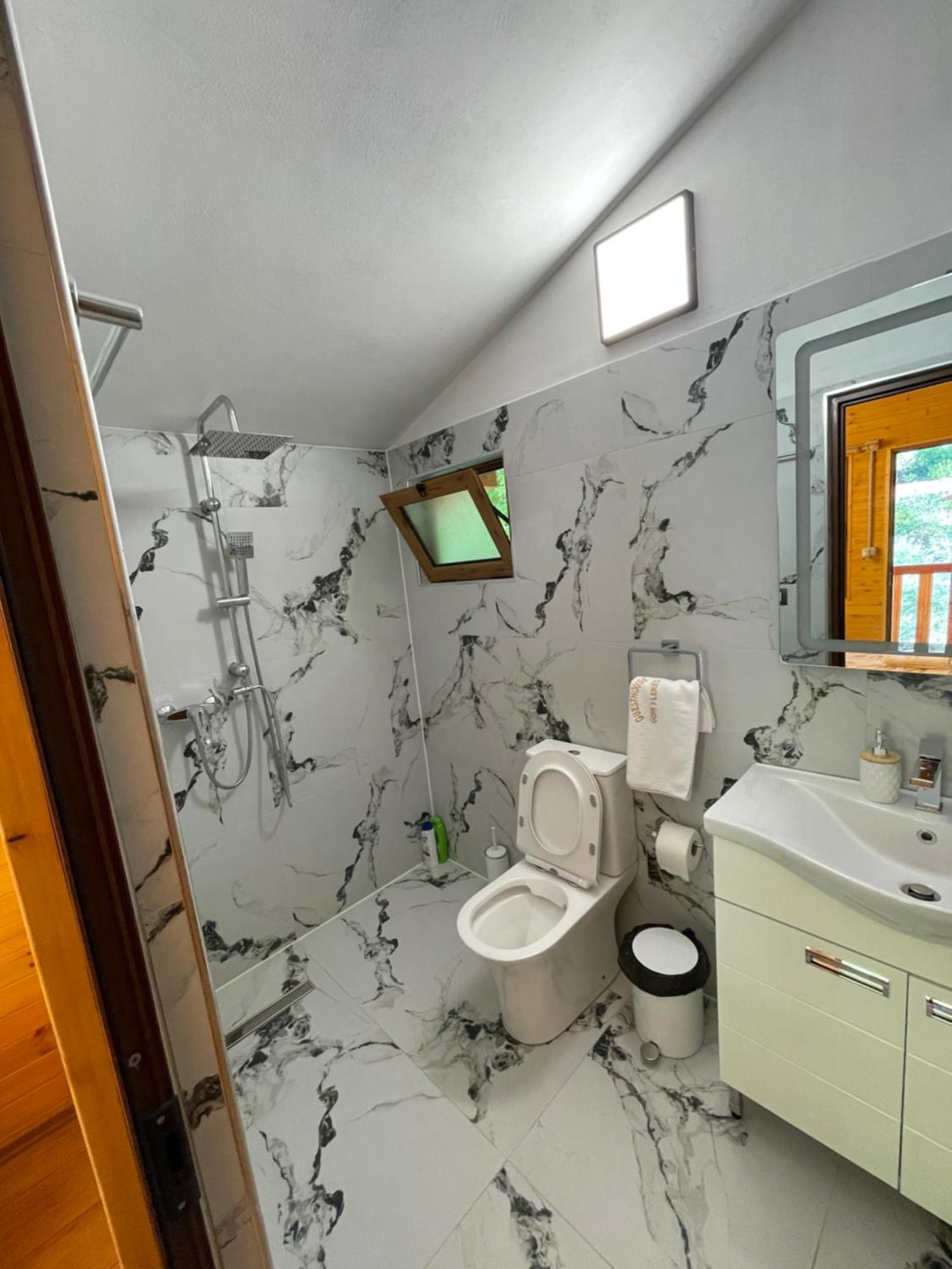 Guri I Lekes Guesthouse Moll' e Shoshit Ngoại thất bức ảnh